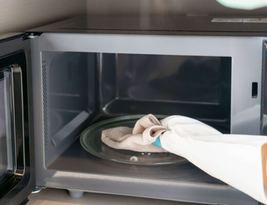 Jak skutecznie wyczyścić mikrofalówkę? Czyszczenie mikrofali domowymi sposobami